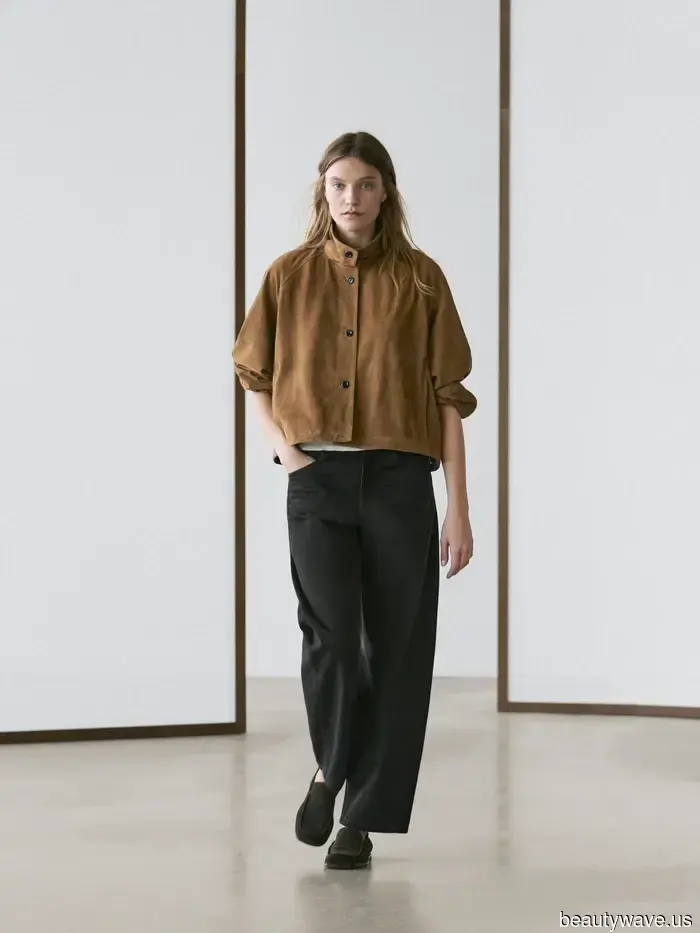 Anche nel 2026, le donne eleganti continuano a fare affidamento su questo classico abbinamento di jeans e scarpe basse.