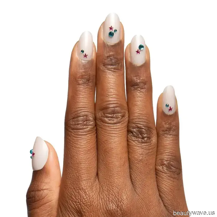 Las Uñas Brillantes Están *Tan* de Vuelta para el Verano&mdash;Dua, Kylie y Sabrina Todas Apoyan la Tendencia