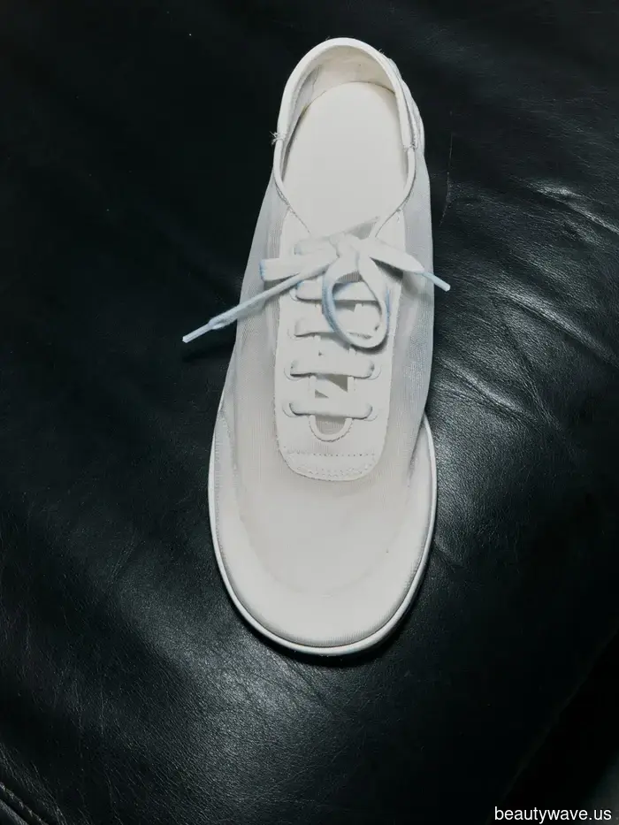 I make a living by identifying new trends, but this "outlandish" trainer style caught even me off guard.