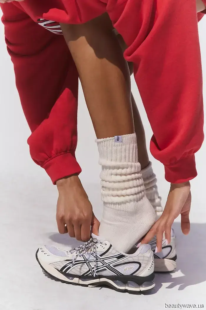 The Outdated Accessory Celebrities in Their 20s and 50s Subtly Pair With Leggings and Sneakers
