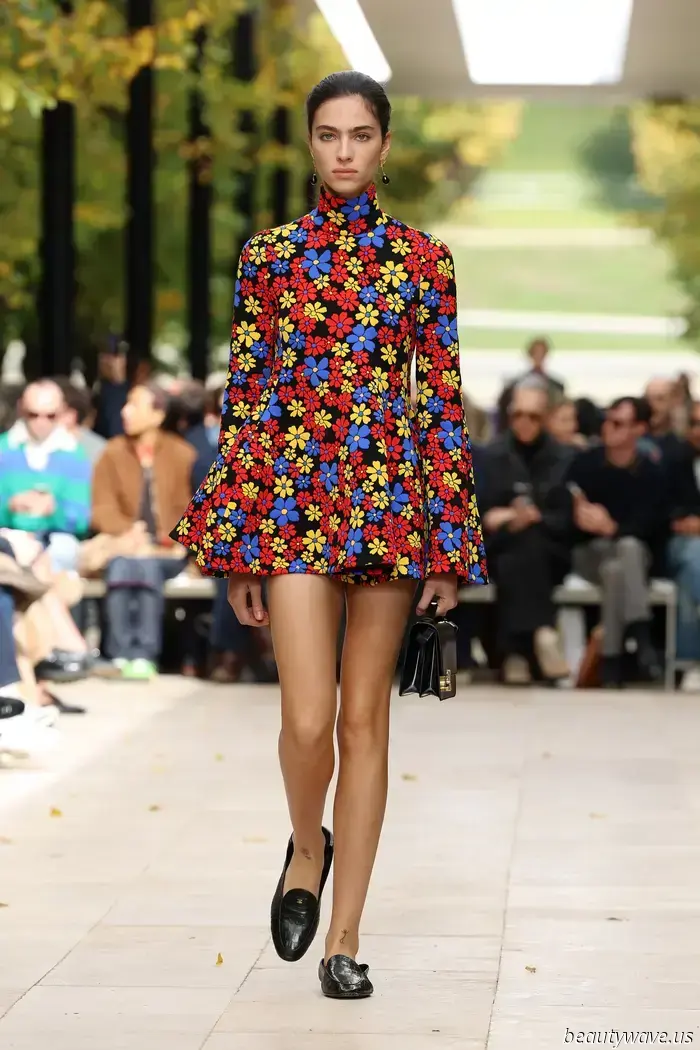 Foulard di raso, colori primari e sartoria morbida — Michael Rider continua a imprimere il suo marchio sul preppy-borghese…