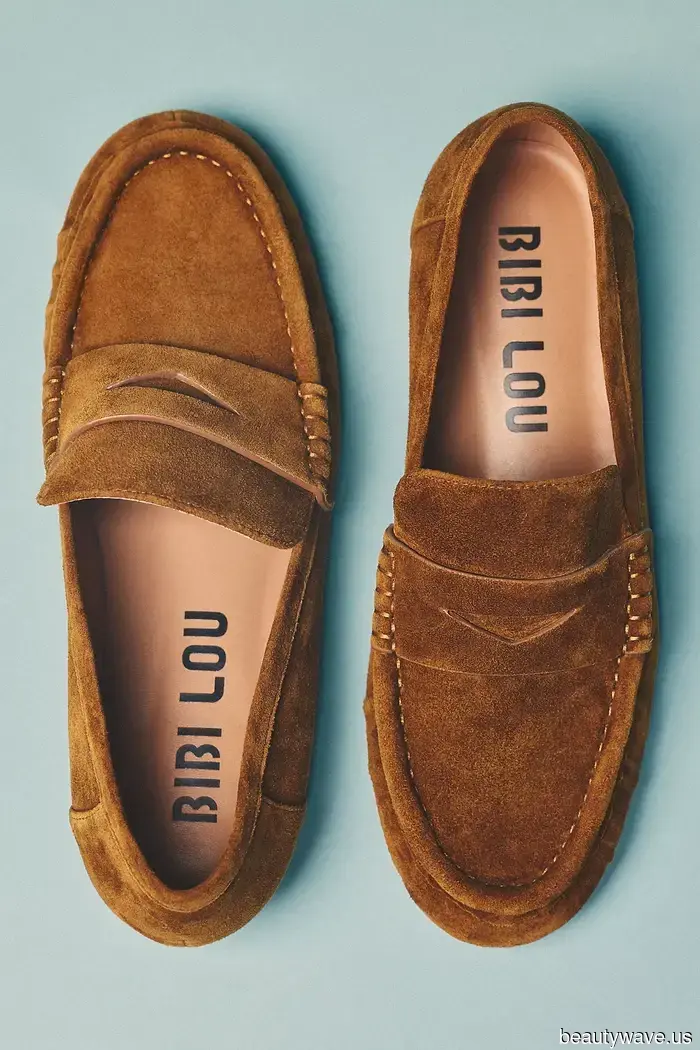 No Zapatillas: Las Elegantes Bailarinas Anti-Tendencia que la Gente de Moda en el Aeropuerto Lleva con Pantalones con Cuerda