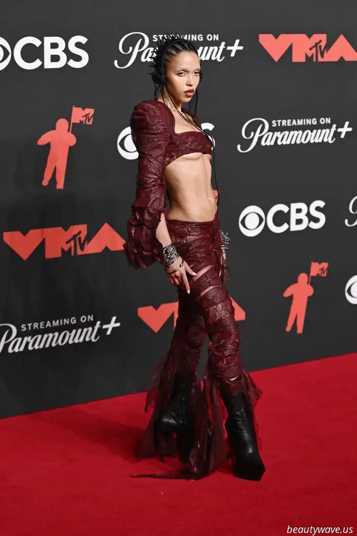 Красная дорожка VMAs не шутила — смотрите все сногсшибательные наряды