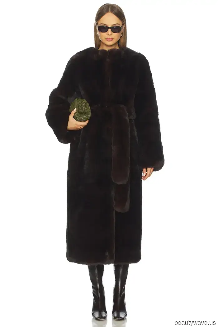 Improvvisamente, i pantaloni della tuta sono di nuovo "di moda"&mdash;aggiungi questa elegante tendenza dei cappotti per indossarli nel modo del 2025