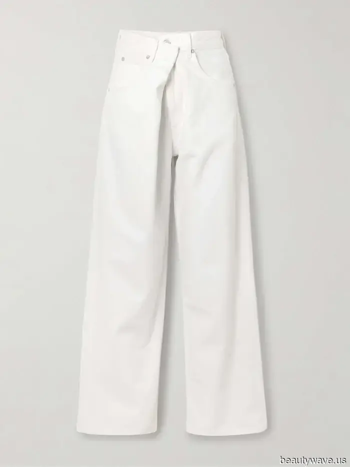 The hottest jeans color to pair with sandals this year has just been announced.