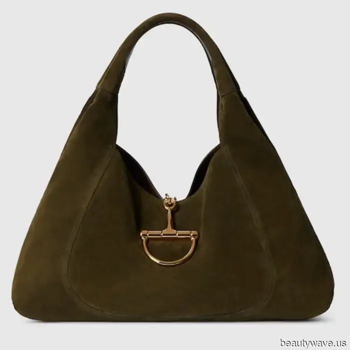A friend inquired about the handbag color trends that will be popular this winter and in the future, so I shared these essential styles with her.