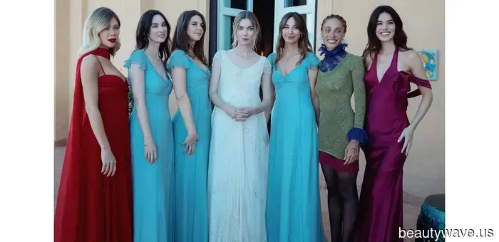 Questa sposa stilista ha indossato un abito da sposa ispirato al vestito di Audrey Hepburn in My Fair Lady.