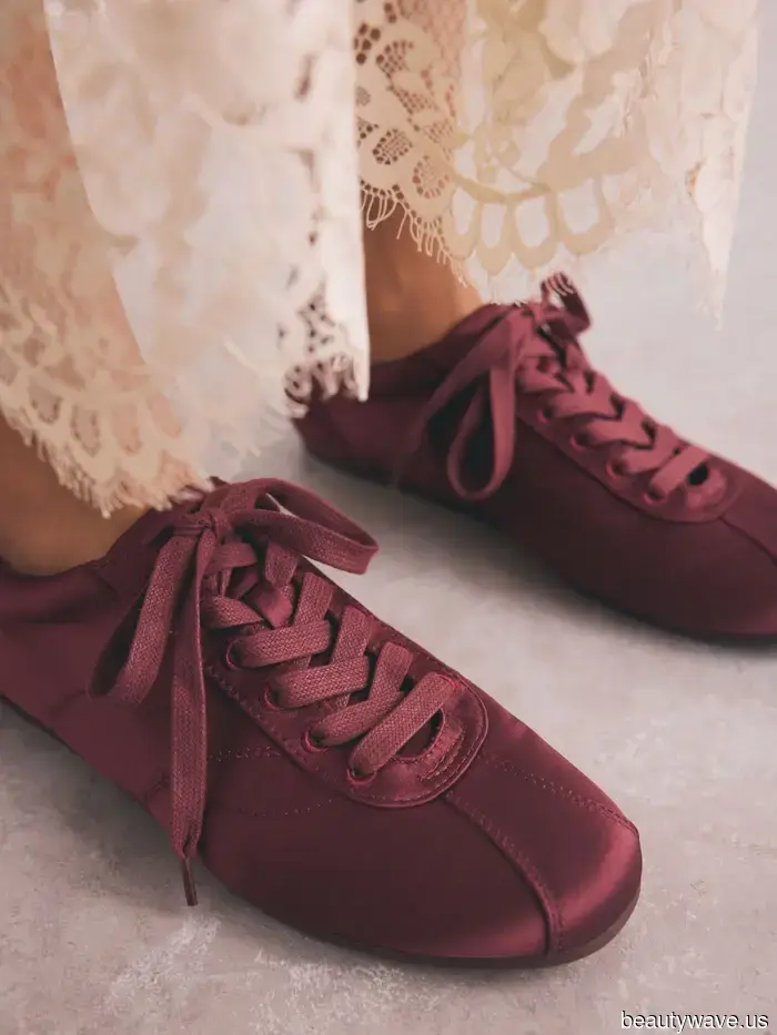 Non in suede, non in pelle&mdash;la tendenza delle scarpe da ginnastica extra chic avvistata in tutta Londra, Milano e NYC