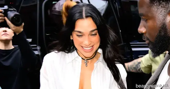 La forma más fácil de hacer que una falda maxi luzca más genial para el otoño de 2025 es con la tendencia de zapatos que acaba de usar Dua Lipa.