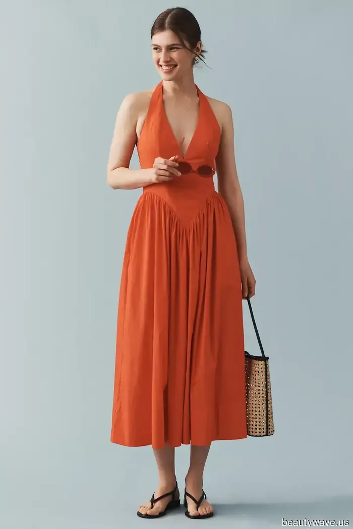 Este vestido sencillo de los años 2000 está en la maleta de todas las personas de moda este verano.