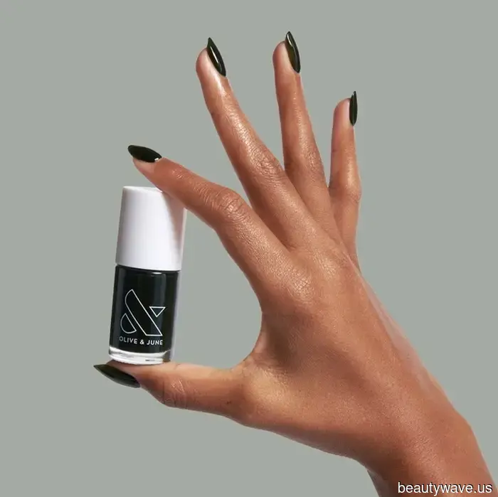 Cada individuo chic está usando uñas de "Navidad Gótica" en este momento&mdash;6 conjuntos vampíricos que actualmente…