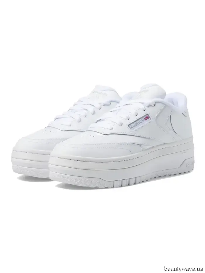 Джессика Альба только что надела когда-то устаревший тренд кроссовок, который на самом деле идеально сочетается с мешковатыми штанами.