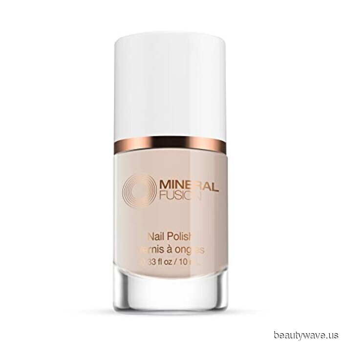 The 19 Chic Nail Colors Trendsetters Are Embracing This Fall (Along with the Ones They're Discreetly Phasing Out)