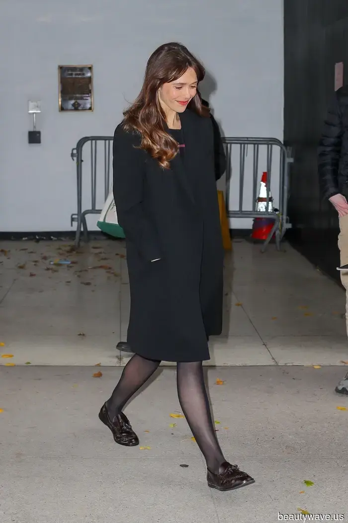 Se sei contro i tacchi, questa è la tendenza delle scarpe basse da indossare con collant trasparenti questo inverno.