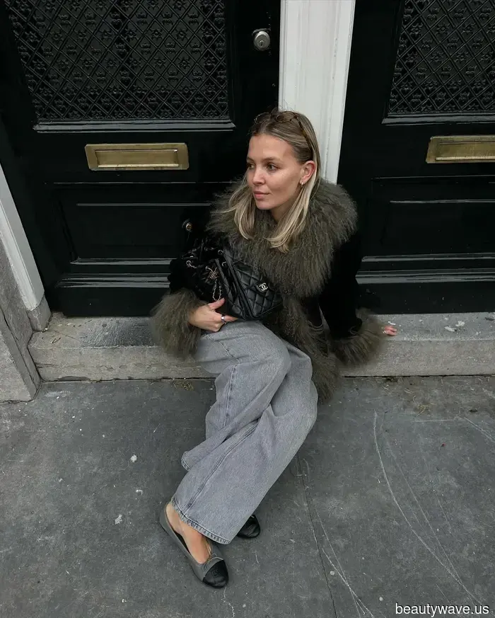 Graue Jeans sind derzeit im Trend&mdash;das sind die 5 schicksten Schuhe, die man dazu tragen kann.