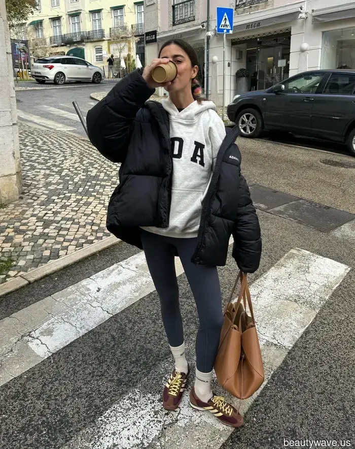 I'm currently focused on stylish yet comfortable outfits—here are five chic looks featuring leggings that perfectly match the vibe.