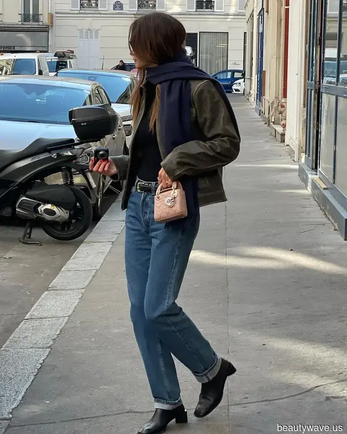 I jeans a gamba larga sono tornati di moda&mdash;Questa è la tendenza delle scarpe classiche con cui sembrano più cool