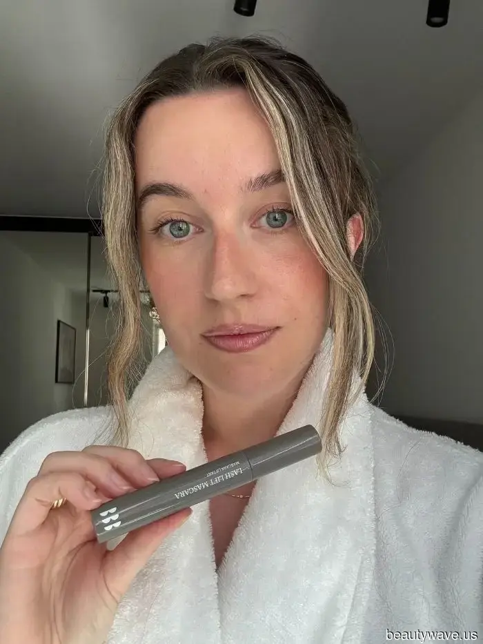 I specialize in "No Makeup" Makeup—These mascaras provide a natural appearance.