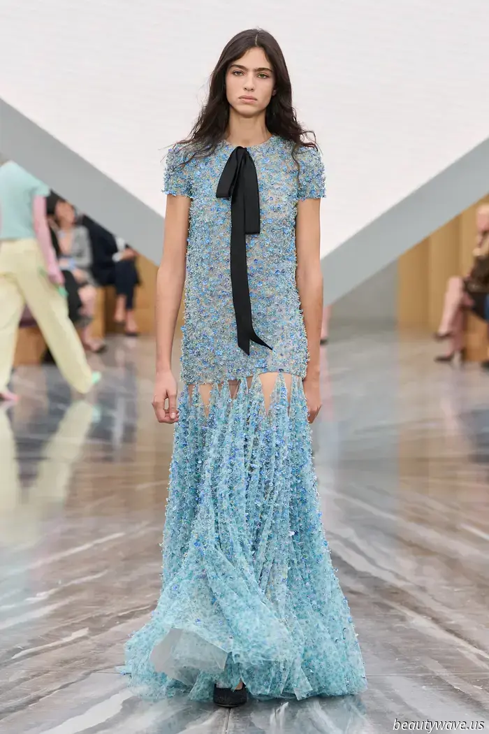 Chaquetas Bar reducidas, sombreros escultóricos y un gran paisaje de fantasía: Jonathan Anderson inicia un nuevo capítulo en Dior.