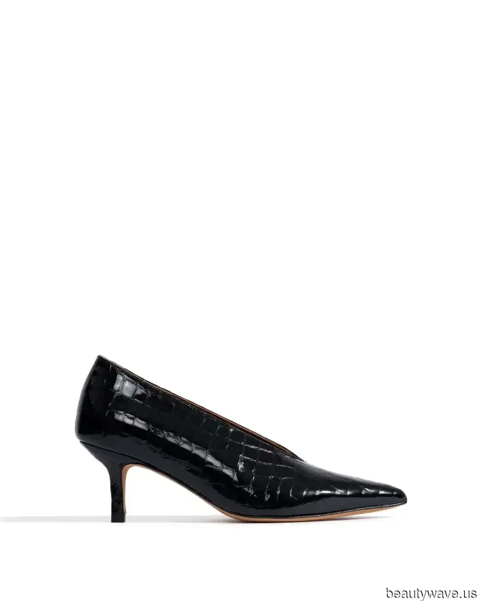 Amal Clooney has just landed in Venice sporting a shoe trend that I would never consider traveling in.