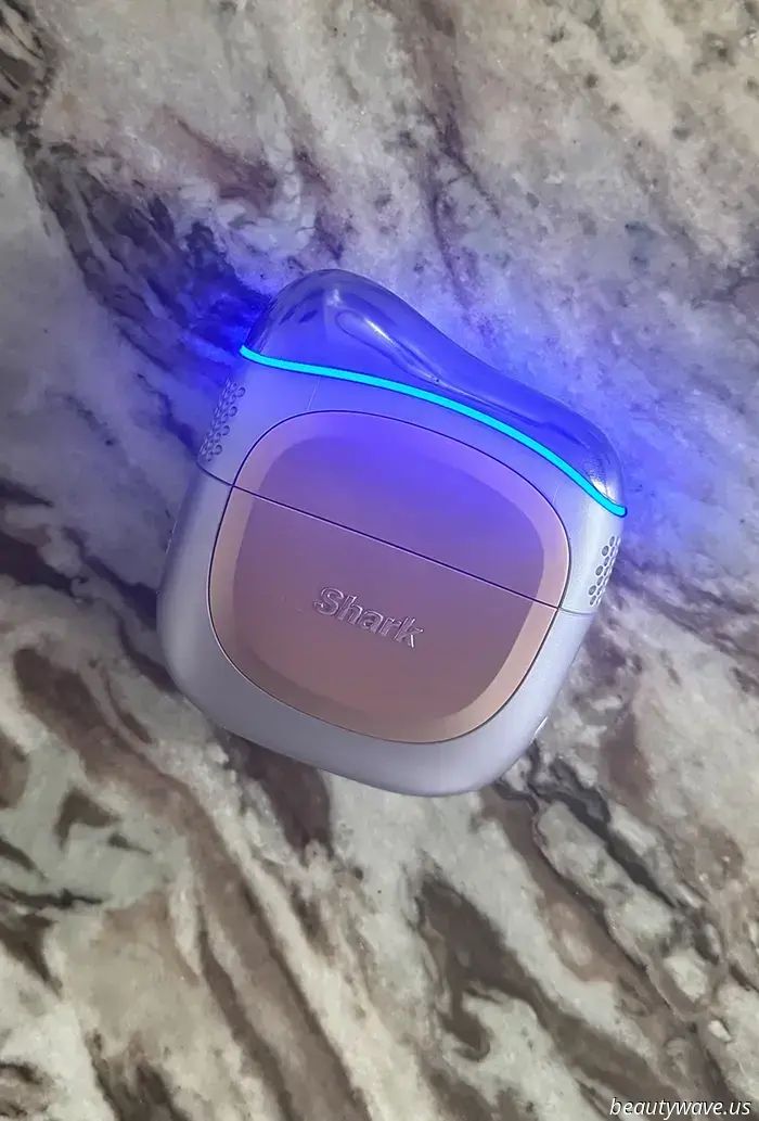 Questo nuovo dispositivo per la cura della pelle ha sbloccato i miei pori e mi ha donato una pelle effetto vetro in un solo trattamento.
