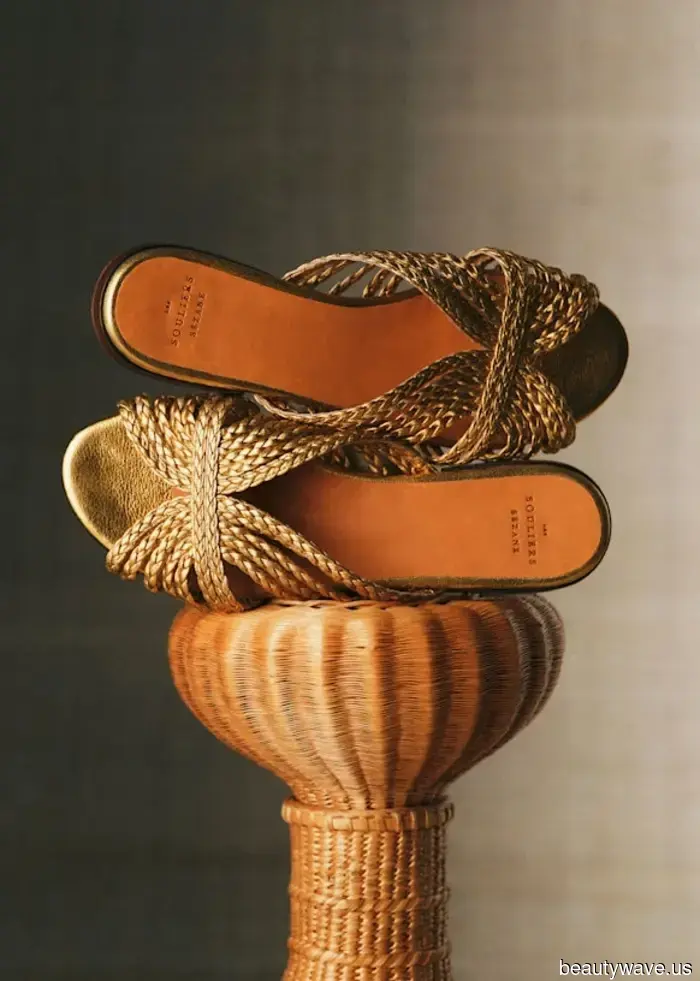 No negro, no rojo&mdash;Las personas de moda en sus 40 y 50 años están usando esta elegante tendencia de color en sandalias en su lugar.
