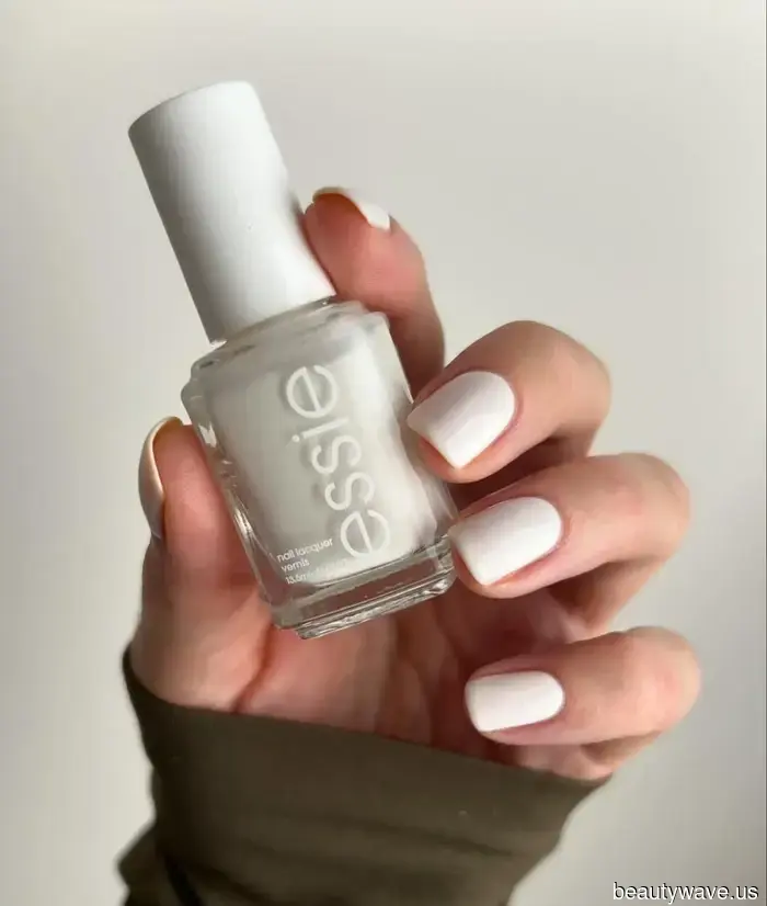 Nicht Chrome, Nicht Milky&mdash;"Marshmallow Nails" ist der elegante Maniküre-Trend, den man sich diesen Winter wünschen sollte.