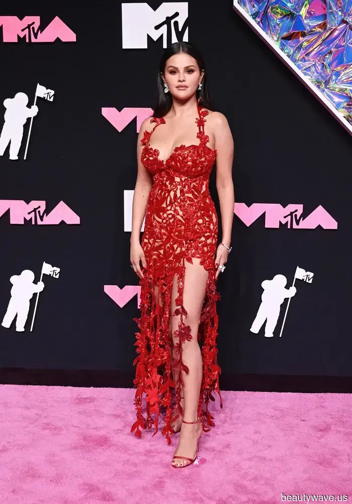 Anne Hathaway's stylist reveals how she assembled the outfits for The Devil Wears Prada 2 press tour.