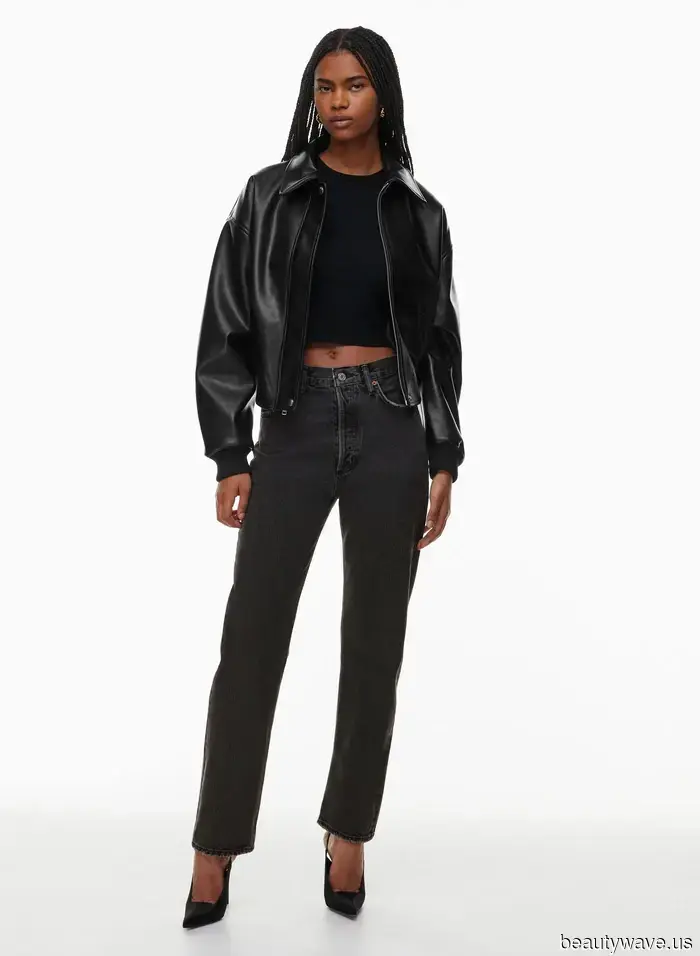 Aritzia is hosting a discreet sale, featuring jeans from the popular denim brand that cool girls adore.