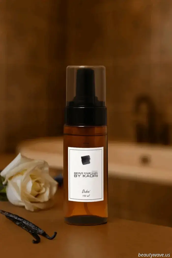 El otoño es tiempo de cambiar no solo el guardarropa, sino también la rutina de belleza. La marca de perfumería nicho y ambientación BY KAORI presenta sus novedades otoñales en cuidados, pensadas para regalar a la piel confort, hidratación profunda y un resplandor duradero de «después de las vacaciones». En el foco están tres imprescindibles que transformarán tus rituales de belleza, envolviendo la piel con una estela persistente de un aroma refinado.
Esta temporada la marca ofrece no solo cuidados, sino una auténtica práctica sensorial, donde las sensaciones táctiles de las texturas ligeras se encuentran con un prolongado sonido perfumístico. Cada producto es un paso para conservar el ánimo veraniego y la sensación de autocuidado, tan importante con la llegada del frío.
1. Espuma autobronceadora aérea BY KAORI
Similar a un delicado mousse de chocolate, la espuma se extiende fácilmente sobre la piel, proporcionándole un bonito tono dorado de bronceado natural, como si acabaras de volver de vacaciones. El formato Medium es ideal para pieles claras y un tono sutil de bronceado; el formato Hard, para pieles más morenas y un tono más intenso.
Gracias a componentes modernos, la espuma se distribuye de forma uniforme sin estrías ni manchas. El producto no tiñe la ropa, ya que no contiene pigmento directo: el tono se revela exclusivamente al interactuar con la piel. La espuma deja en el cuerpo una estela perfumada y deja la piel suave, sin sensación de grasa ni película pegajosa.
2. Loción hidratante para el cuerpo con estela perfumada
La loción, de textura aireada, nutre profundamente la piel y deja en ella un aroma intenso de perfumería nicho, prolongando la fragancia que más te gusta o actuando como un acento independiente. El cuidado delicado lo proporcionan los ingredientes activos: el aceite de noni repara y nutre, el aceite de argán alisa y suaviza, un complejo de ceramidas refuerza la barrera protectora y los lisados de bifidobacterias normalizan el microbioma de la piel.
3. Mascarilla labial nutritiva nocturna
La delicada piel de los labios necesita un cuidado especial con la llegada del tiempo frío y ventoso. La mascarilla hidrata y nutre con suavidad gracias a un potente complejo de aceites naturales de jojoba, manteca de karité y coco. El producto está pensado para aplicarse por la noche para una recuperación intensiva, pero también puede utilizarse durante el día para una hidratación adicional. Incluye una espátula de silicona higiénica para una aplicación cómoda.
El otoño no es motivo para despedirse de la sensación de cuidado veraniego ni del hermoso brillo de la piel. Hemos creado productos que ofrecen no solo un cuidado visible, sino también un estado emocional especial: una sensación de confort, armonía y confianza que nace desde dentro.