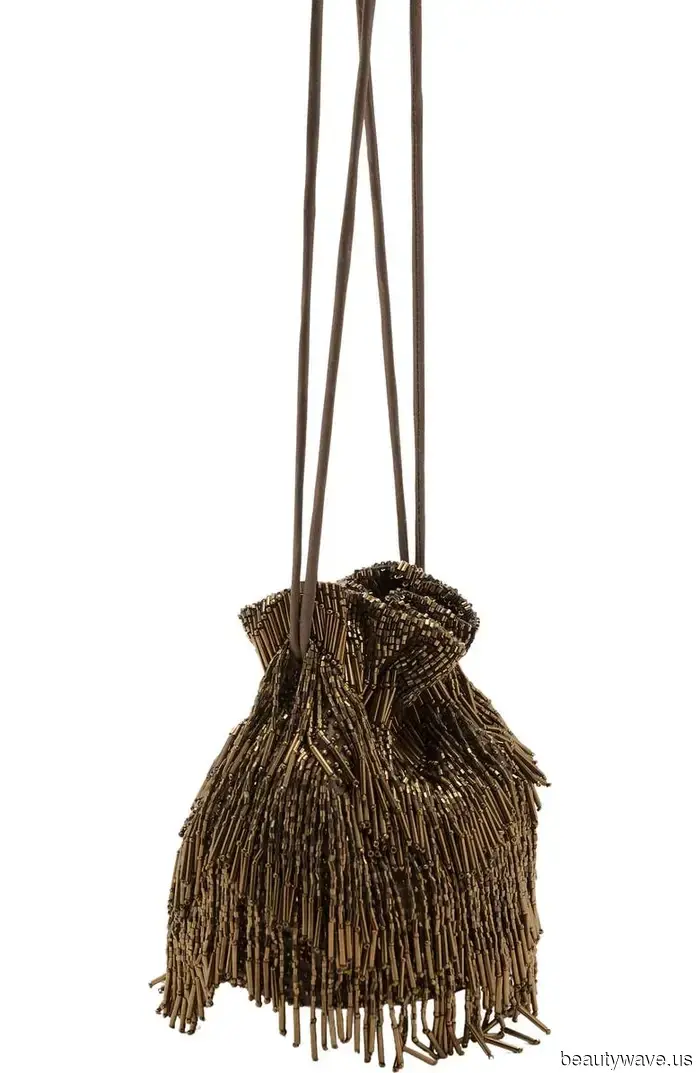 Модные люди сейчас тянутся к маленьким бисерным сумочкам&mdash;31 стильный вариант, который привлек мое внимание