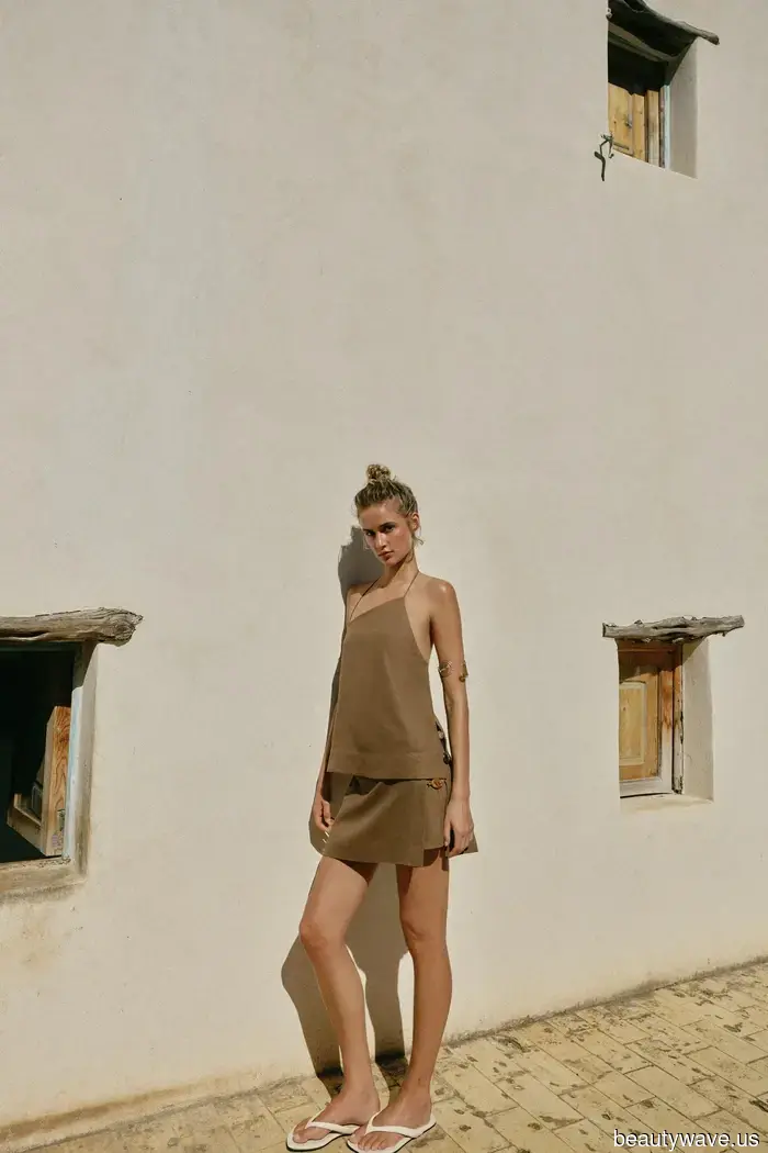 A Parigi, il guardaroba estivo di ogni elegante donna francese include uno di questi capi dall'aspetto ricco.