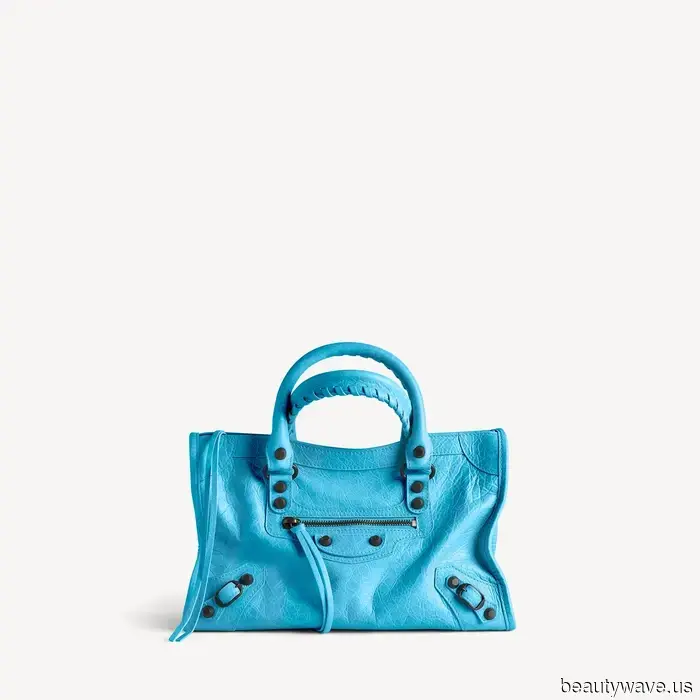 So auszusehen, als wäre man gerade ein Mode-Mensch, ist so einfach wie das Tragen dieser beiden von Chanel genehmigten Farben zusammen.