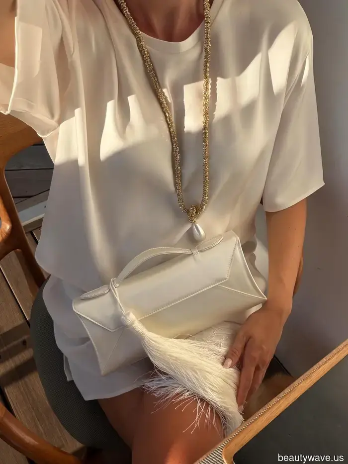 Die coolsten französischen Mädchen tragen diese 6 Sommer-Handtaschen-Trends durch die Hitzewelle in Paris.