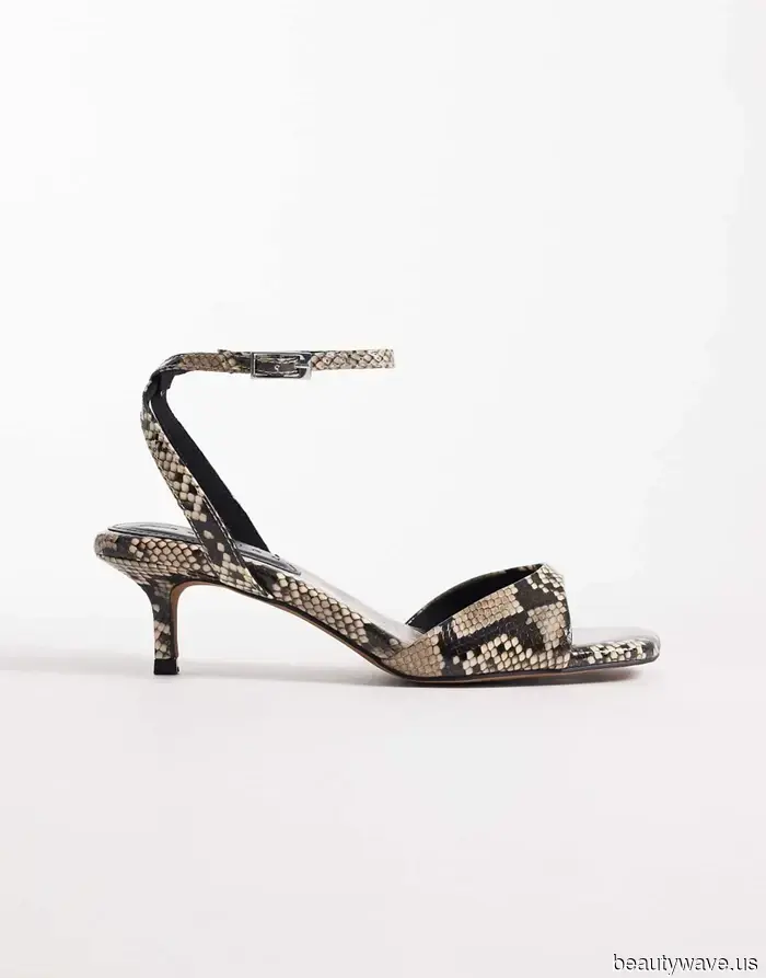 I'm proclaiming it: These will be *the* sandal styles that every fashionista will sport this summer.