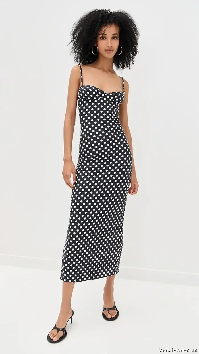 Hailey Bieber acaba de decir que este estampado clásico se ve tan 2025 cuando se combina con este color de zapato poco convencional.