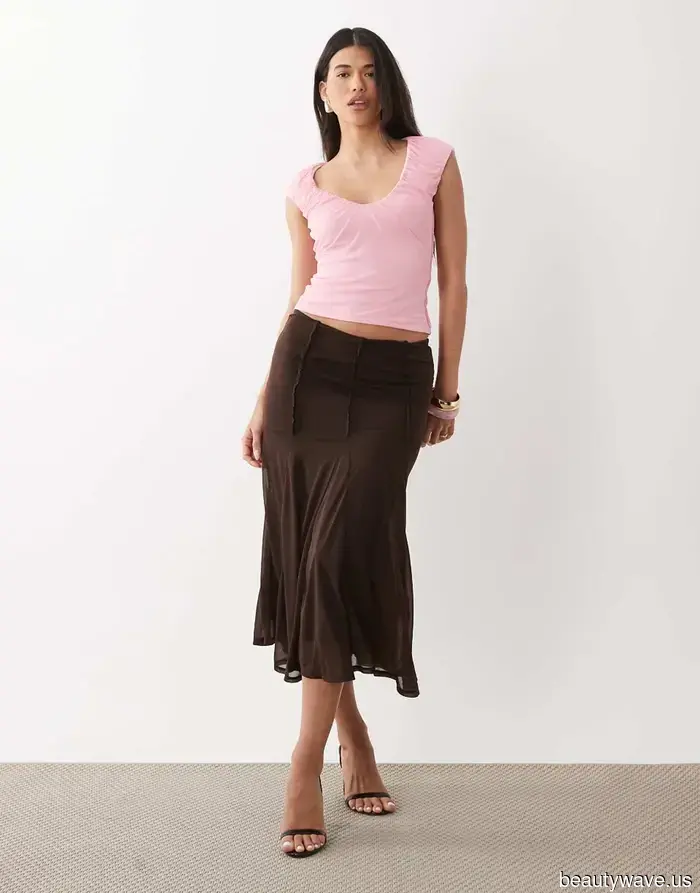 Victoria Beckham Recently Sported the Summer Color Pairing I've Noticed on Fashion Enthusiasts in Their 20s and 50s.
