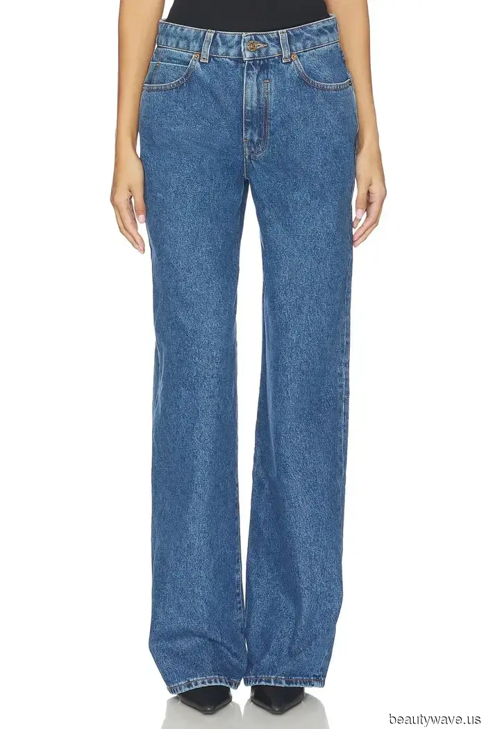 Lindsay Lohan weiß, dass dies immer der coolste Weg sein wird, eine millennial-codierte Jeansjacke zu tragen.