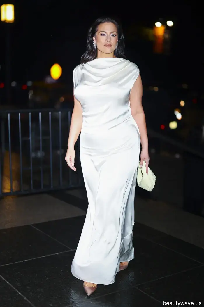 Sujeta los LBD, pausa con el vestido desnudo&mdash;esta es la tendencia de la temporada de fiestas que las personas más elegantes llevarán en su lugar.