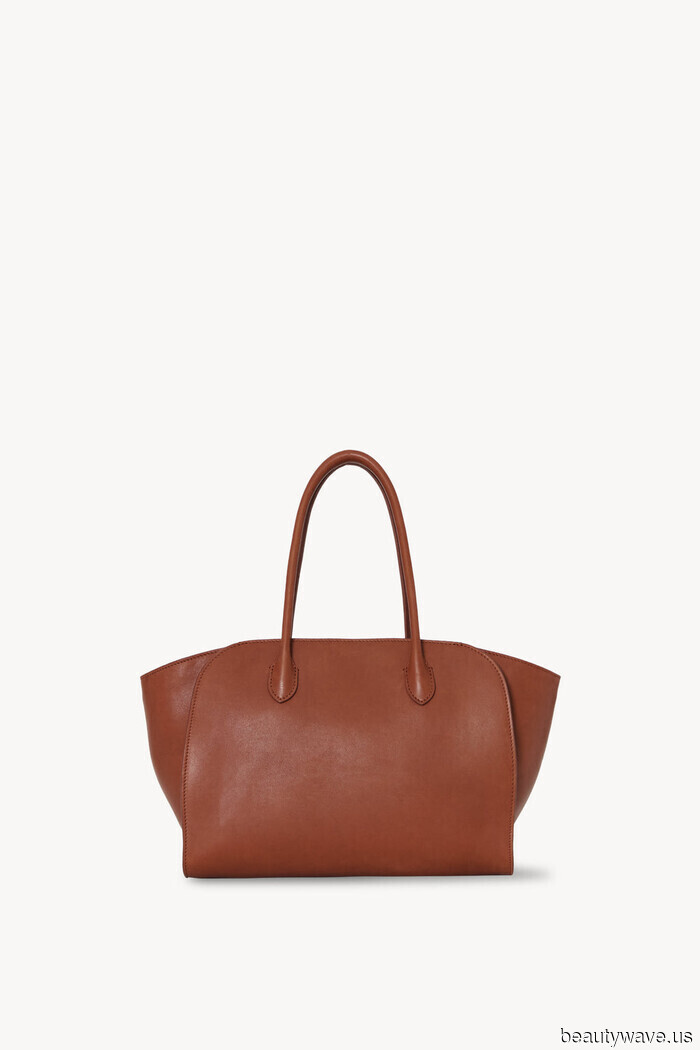 Laura Harrier no puede dejar de llevar este bolso atemporal de The Row (y no, no es un Margaux)