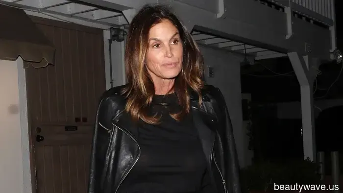 *No* Blazers&mdash;la Chaqueta Anti-Tendencia que las Mujeres Mayores de 50 Años Están Usando con Faldas en París, L.A. y NYC