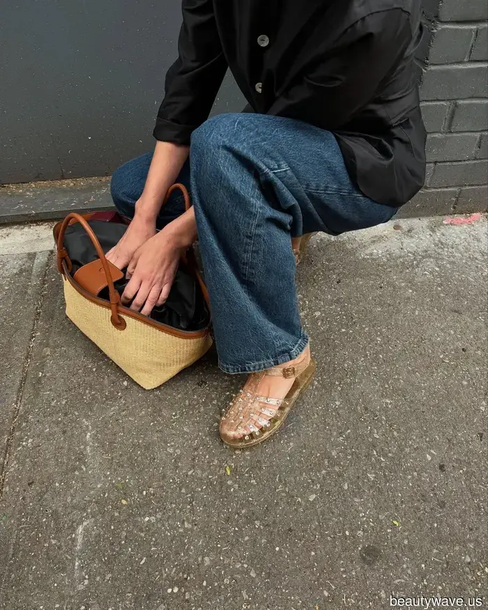 This Controversial '90s Footwear Is a Trend Both Millennials and Gen Z Can Support