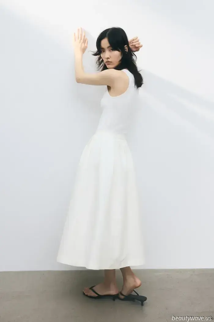 Las personas de la moda están dejando de usar sandalias en masa y en su lugar llevan elegantes zapatos planos que combinan con faldas blancas