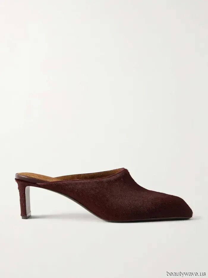 Rote Jeans sind im Trend, das sind die genauen Schuhfarben, die am schicksten dazu aussehen.