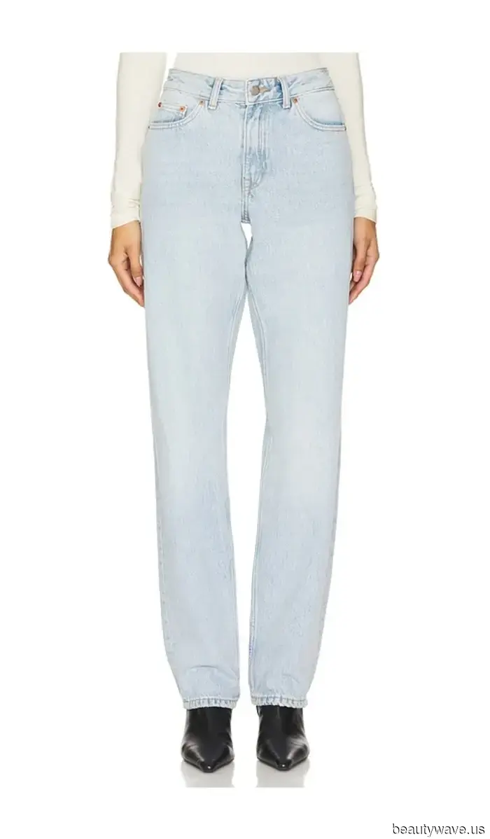 Ariana Grande has effortlessly made a seldom-seen winter jeans color look incredibly stylish.