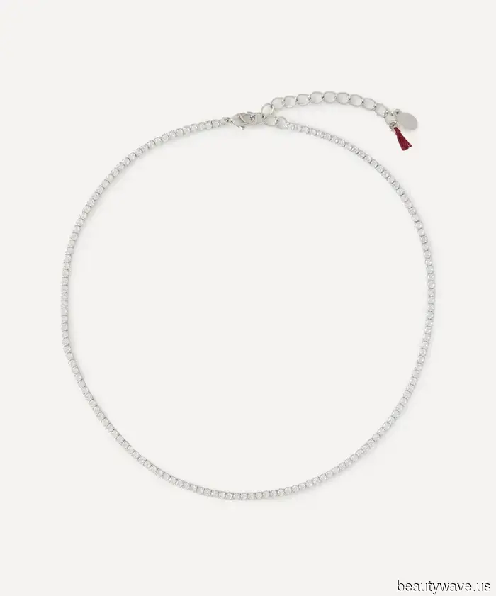 Kendall and Hailey have just confirmed it: Statement earrings are being superseded by this timeless party jewelry trend.