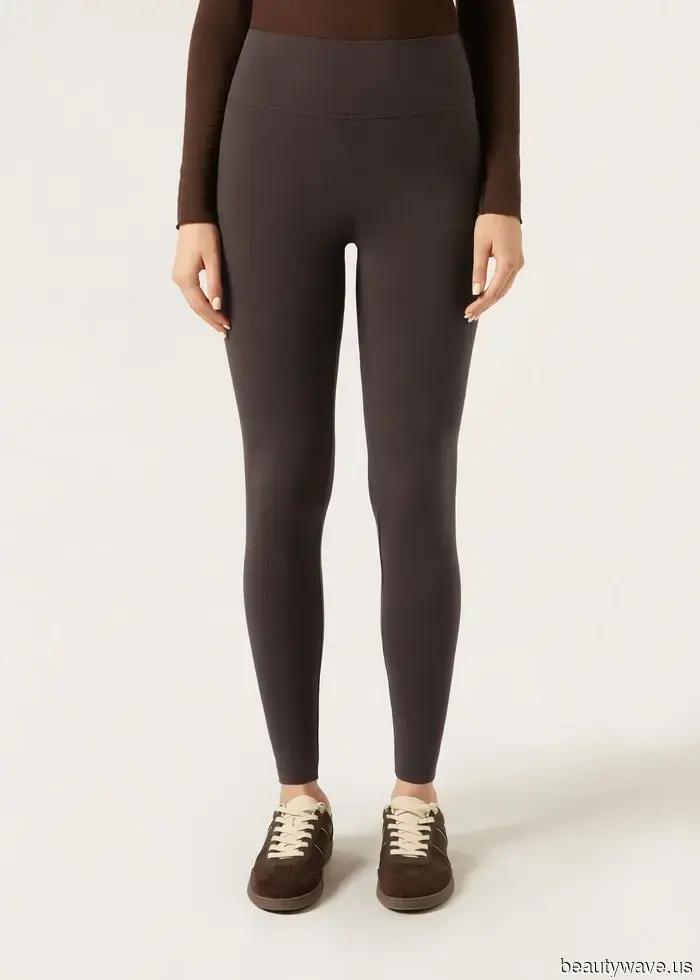 È Ufficiale: I Leggings di Questo Colore Esatto Sembrano Molto Più Moderni