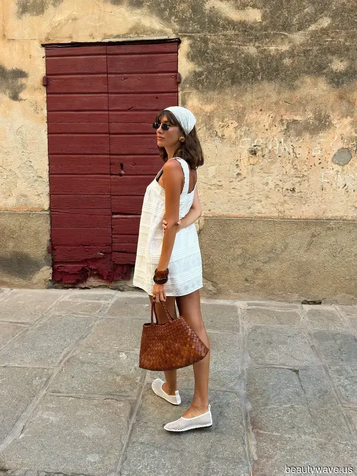 Black heels are acceptable, but Italian and French women understand that these colors complement white dresses more effectively.