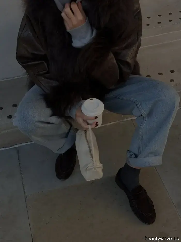 Los zapatos planos elegantes pero cómodos que la gente de moda conoce elevan los jeans en cuestión de segundos.