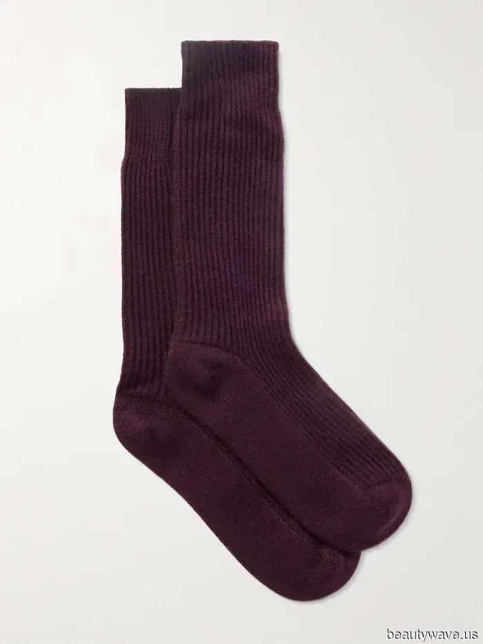 Wenn Sie möchten, dass Ihre grundlegenden Outfits in diesem Frühling cool aussehen, tragen Sie diesen Socken-Trend dazu.